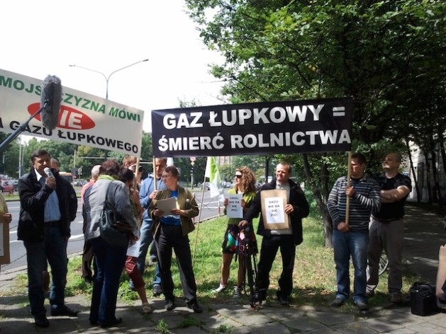 Villagers from Zurawlow protesting in Warsaw. The banner says Shale gas = the death of farming. Credit: Claudia Ciobanu/IPS.