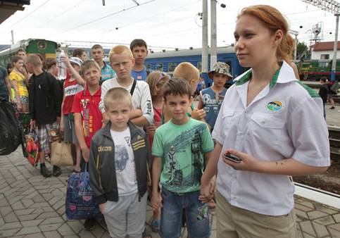 Children from Slavyansk going on holiday to Artek camp have arrived in Simferopol. (RIA Novosti / Taras Litvinenko) 