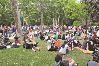 Demonstrators sit in Gezi Park, next to Taksim Square. DAILY NEWS photo, Hasan ALTINISIK