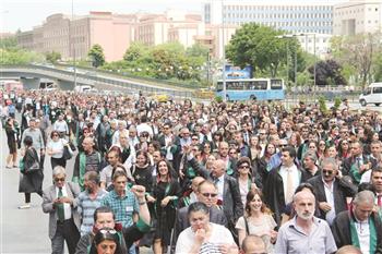 More than 2,000 lawyers staged a massive protest June 12 inside Istanbul's Çaglayan Courthouse. DHA photo