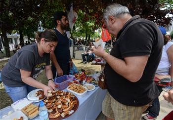 The day in Taksim Square started with the distribution by volunteers of the delicious 'kandil simidi,' specially baked on religious holidays. DAILY NEWS photo, Emrah GÜREL