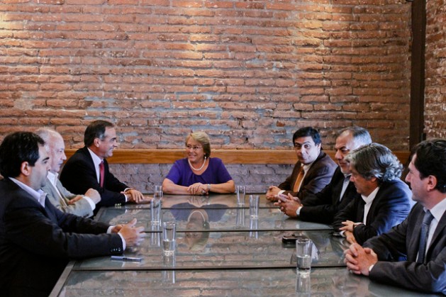 Michelle Bachelet in a meeting with the representatives of the Nueva Mayoría coalition the day after her victory. Credit:  Michellebachelet.cl