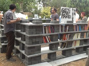 Taksim Gezi Park now has a public library, thanks to protesters and the support of a number of publishing houses. 